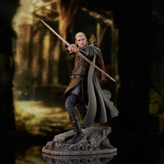 The Lord of the Rings - Gallery Deluxe - Legolas Figure Diamond Select 3