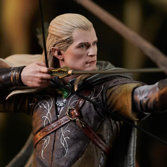The Lord of the Rings - Gallery Deluxe - Legolas Figure Diamond Select 8