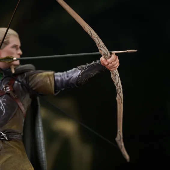 The Lord of the Rings - Gallery Deluxe - Legolas Figure Diamond Select 13